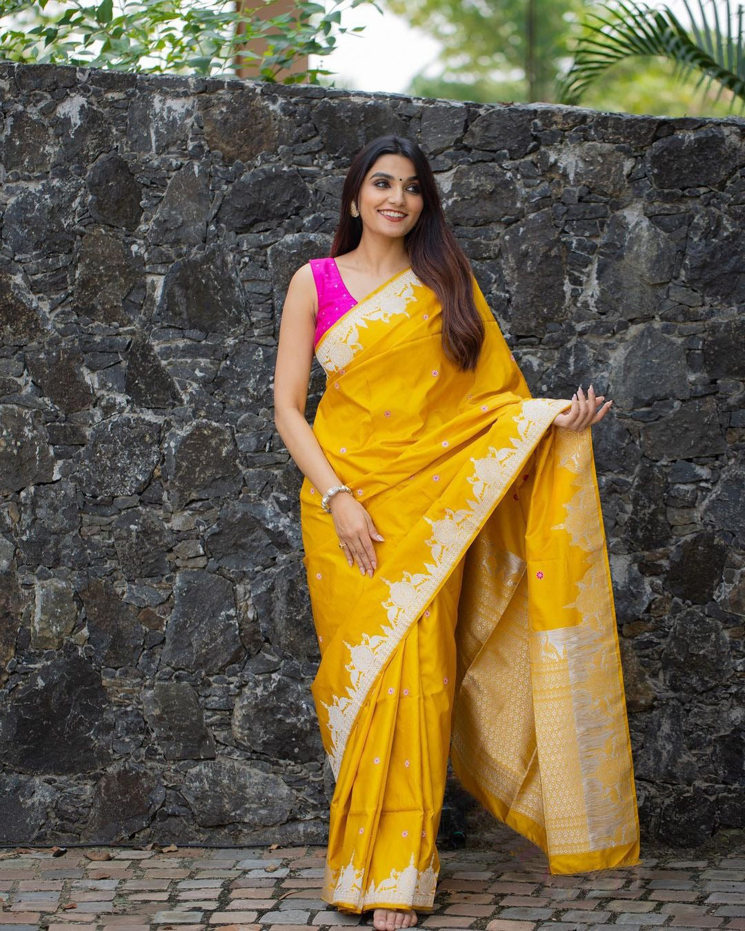 Women's kanjivaram Banarasi Soft Silk Pure Zari Woven Sari With Blouse piece