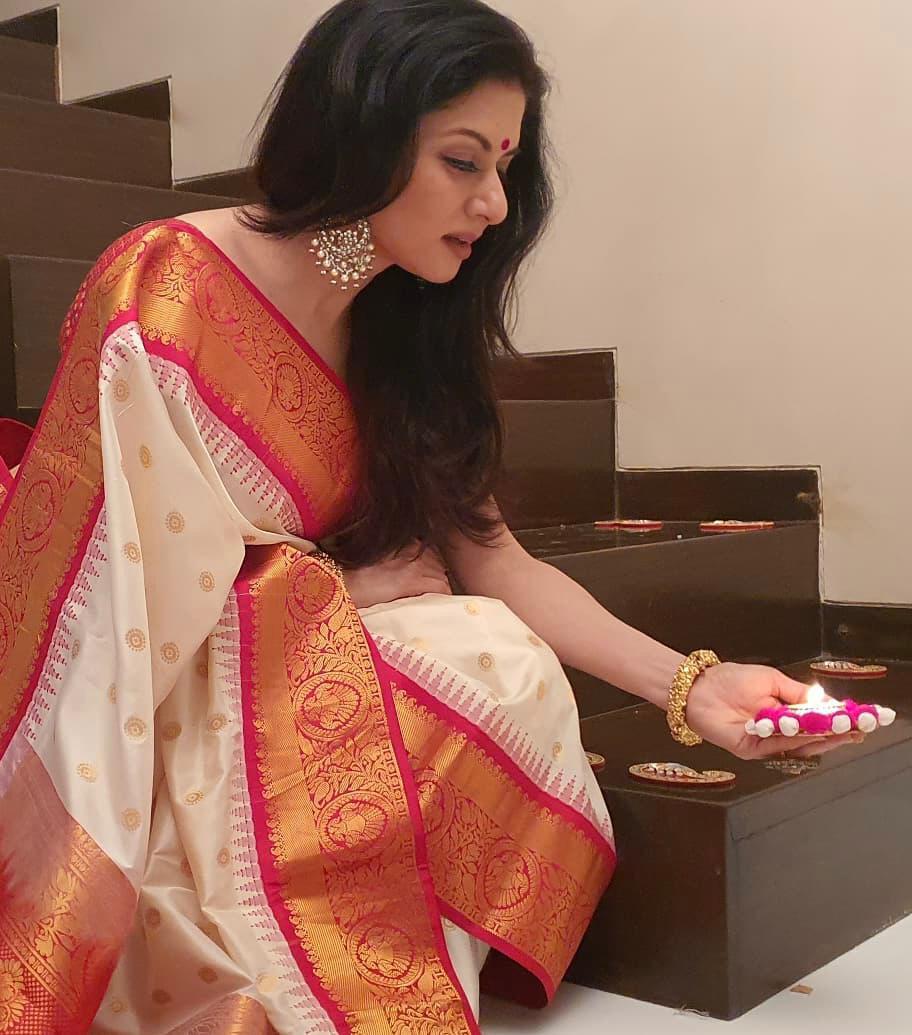 Ethinic Pocket Women's Soft Silk Jacquard Zari Weaving Saree