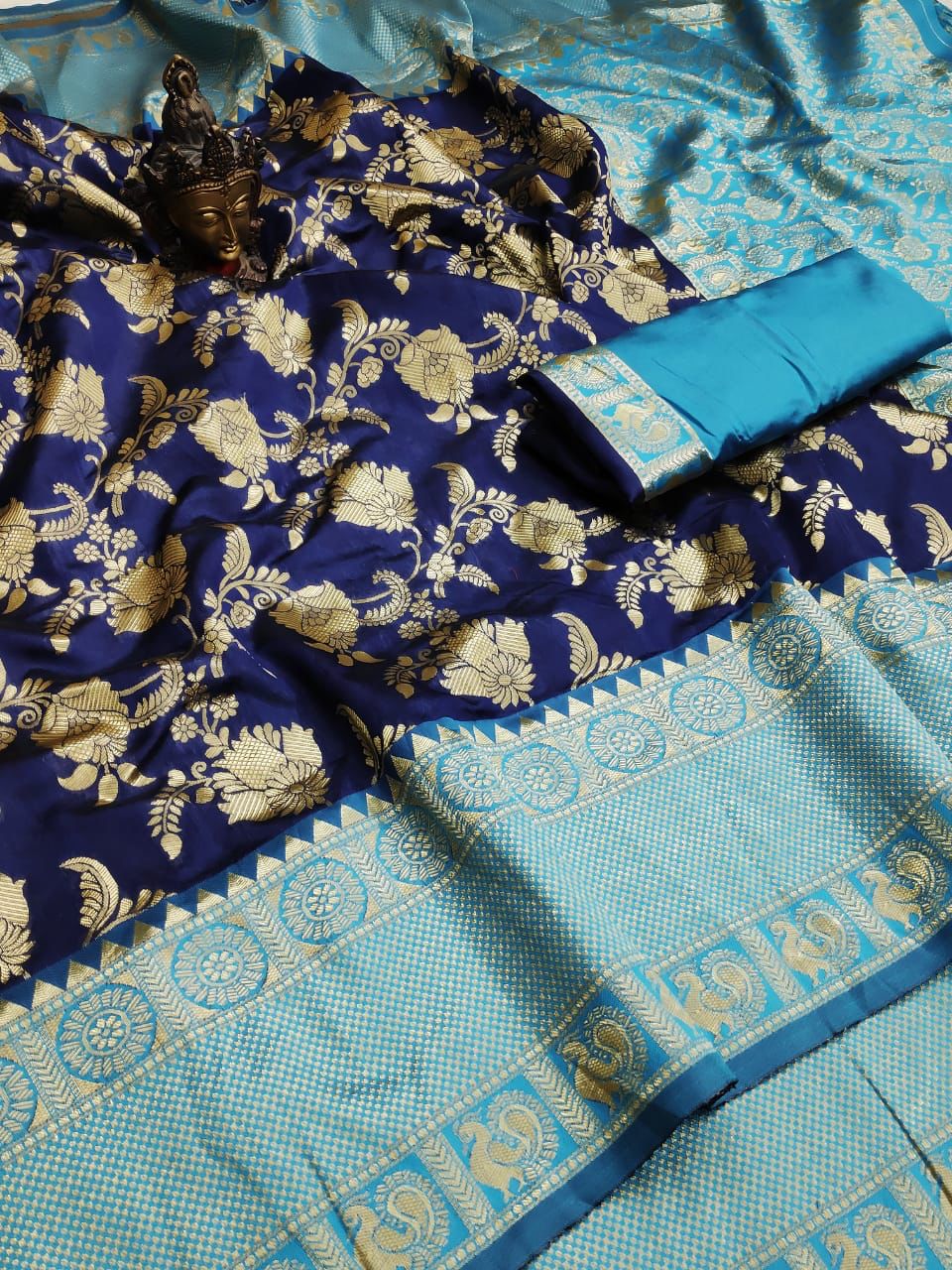Ethinic Pocket Classy Patterned Soft Silk Jacquard Zari Weaing Saree.